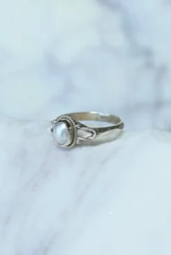 Online Pearl Cardi Oval Stone Ring Rings
